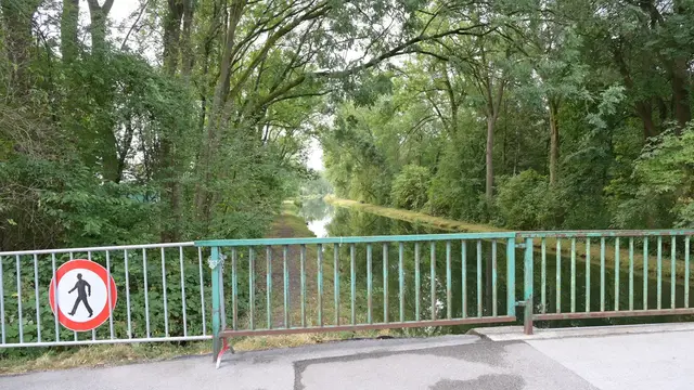 Aus Sicherheitsgründen wurde ein Betretungsverbot am Damm des Mühlbachs zwischen Sonnenpark und VAZ ausgesprochen. | Foto: Vorlaufer