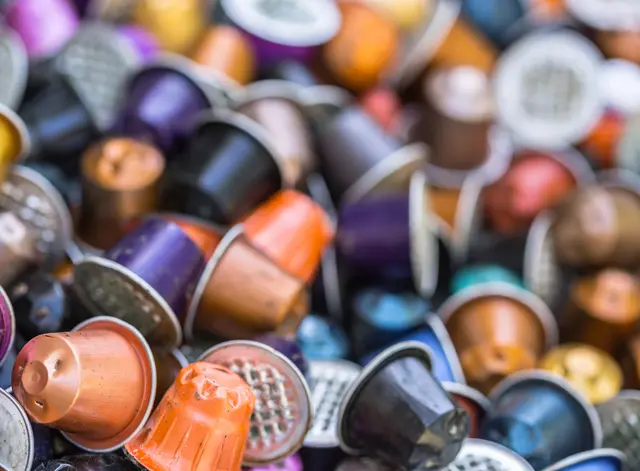  Die Abgabe von Kaffeekapseln ist unkompliziert und unterstützt die Wiederverwertung wertvoller Rohstoffe wie Aluminium. | Foto: smarterpix/pixinooo