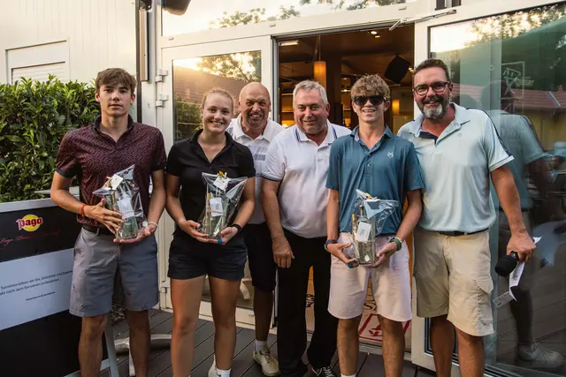 Die Sieger Raphael Aigner, Jana Krupper, Erich Horejschi, ÖVP-Bürgermeister Bernhard Karnthaler, Sebastian Aigner und Geschäftsführer Christoph Schneeberger. | Foto: Gemeinde / HÜBL