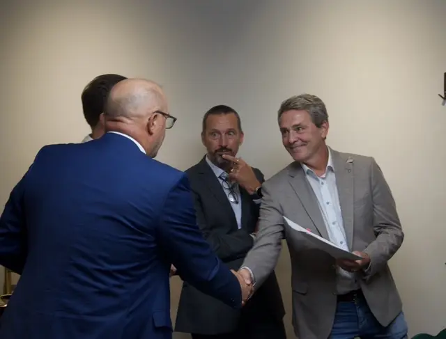 Josef Harb gratulierte Jörg Pavek zur Umsetzung des Pilotprojektes und übergab den unterschriebenen Brief.  | Foto: MeinBezirk/Leonie Herrmann