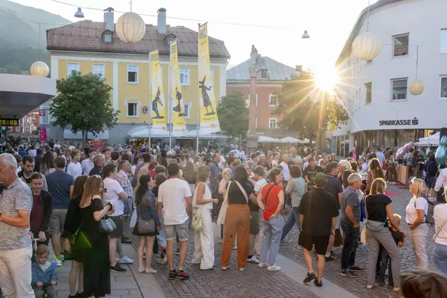 Am 20. August warten beim zweiten "Moonlight Shopping" in Lienz nicht nur die Geschäfte und Betriebe mit großartigen Angeboten auf, sondern die gesamte Innenstadt verwandelt sich in eine große Genusszone unter freiem Himmel. | Foto: Stadt Lienz/Brunner Images