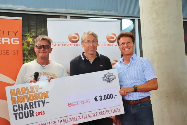 HD-Präsident Dieter Baier (li) freut sich über eine Spende der ShoppingCity Seiersberg, überreicht von Anton Cech (Bildmitte), mit dabei der Hausherr der Gemeinde Werner Baumann.  | Foto: Edith Ertl