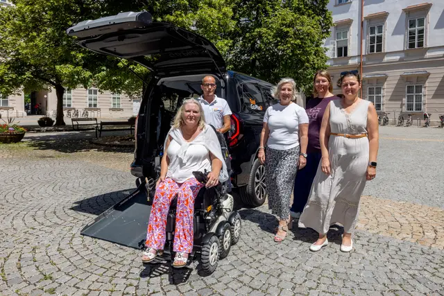 Das barrierefreie Taxi. Im Bild: v.l.: Monika Schmerold, Obfrau des Vereins knackpunk; Simon Grothe, Taxi GoPlus; Stadträtin Andrea Brandner; Eva Spießberger, Team Vielfalt; Claudia Vins, Antidiskriminierungsstelle. | Foto: Stadt Salzburg/Wildbild