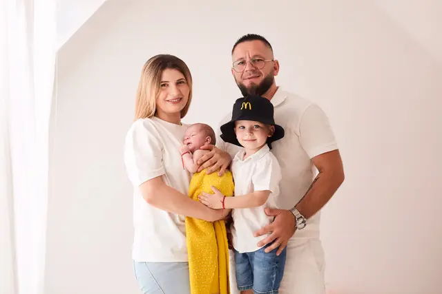Mutter Monica und Vater Vasil mit Emily und ihrem Bruder beim Fotoshooting. | Foto: McDonald’s Österreich
