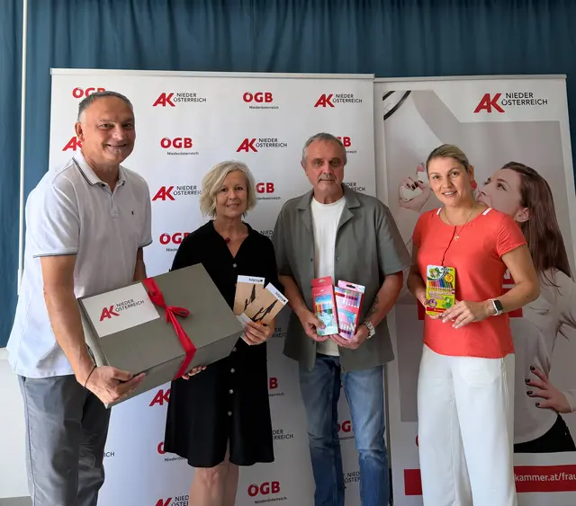 Franz Hammer, eine Vertreterin des Frauenhauses Mistelbach, Bezirksstellenleiter Rudolf Westermayer und Lucia Khakimova von der Abteilung Frauenpolitik der AK Niederösterreich bei der Übergabe. | Foto: AK NÖC