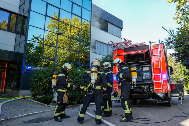 Gegen 8 Uhr wurden die Einsatzkräfte am Donnerstag zu einem Gebäudebrand in der Saporoshjestraße im Linz-Ebelsberg alarmiert.  | Foto: Fotokerschi / Markus Hauser