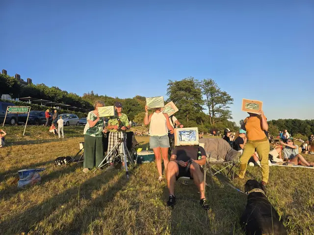 Wie am Tulbinger Kogel kamen in ganz Niederösterreich Menschen zusammen, um gemeinsam das seltene Himmelsschauspiel zu erleben. Ein besonderer Moment, der Tausende für einen Augenblick den Blick zum Himmel richten ließ. | Foto: Wolfgang Weber