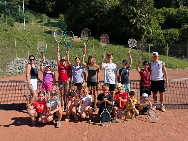 Asse unter sich: die erfolgreichen Kursteilnehmerinnen und -teilnehmer und ihre Coaches Celina Aigner und Fabian Lindner am Tennisplatz Palfau | Foto: Celina Aigner 