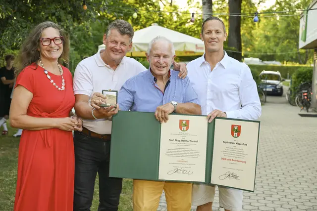 Im Zuge der 90-Jahr-Jubiläumsfeier des Kajakvereins Klagenfurt wurde Sportdirektor Helmar Steindl mit dem Ehrpfennig ausgezeichnet.  | Foto: StadtKommunikation / Hude