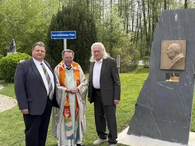 Zum 80. Geburtstag Hirtenfelders im Jahr 2025 wurden in Ollersdorf zu seinen Ehren ein Gedenkstein enthüllt und ein Platz benannt. | Foto: Martin Wurglits