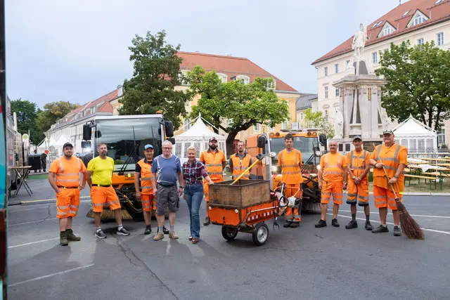 Entsorgungsreferentin Sandra Wassermann bedankt sich bei den städtischen Mitarbeitern, die beim Altstadtzauber im Reinigungseinsatz stehen. | Foto: Büro Wassermann