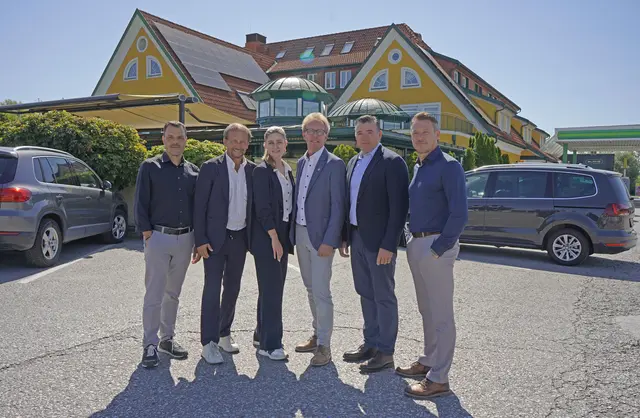 Stefan Heschl (Standortleiter Dokl), Harald Leitner, Eva Maria Leitner, Bürgermeister Werner Höfler, Anton Reicht, Helmut Reicht (v. l.) | Foto: Roman Schmidt