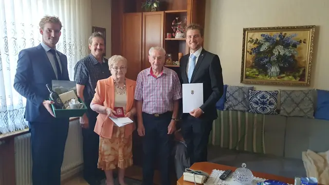 Die Gemeindevertreter feierte mit dem Ehepaar Tunkowitsch. | Foto: Gemeinde