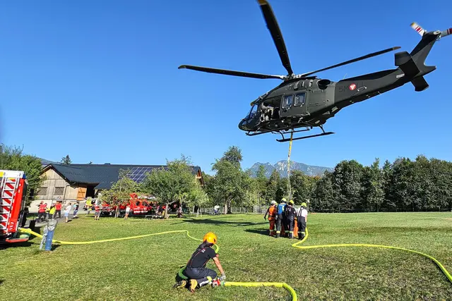 Ohne den Einsatz der Hubschrauber wäre die Brandbekämpfung auf rund 1.600 Metern Seehöhe nicht möglich gewesen. | Foto: FF Bad Goisern