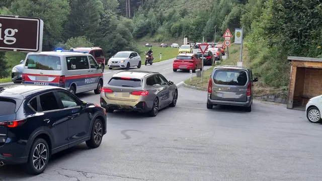 Starkes Verkehrsaufkommen auf der L9 in Tulfes: Aufgrund der zahlreichen Besucherinnen und Besucher der Sonnenfinsternis kam es zu erheblichen Stauungen und einem Rückstau bis zur Autobahnauffahrt Hall-Mitte. | Foto: ZOOM.Tirol
