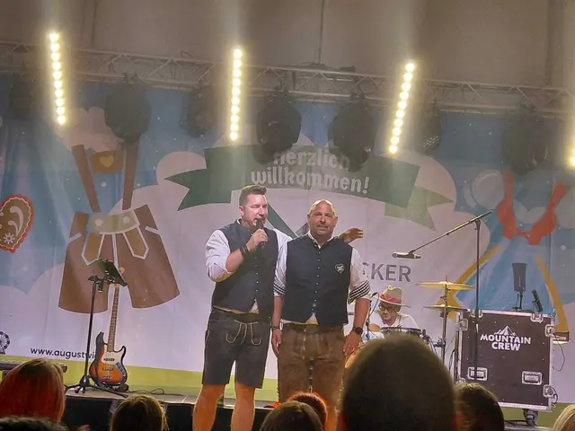 Obmann Alex Rausch und Kassier Clemens Reinsberger eröffneten die Augustwiesn. | Foto: Susi Reither