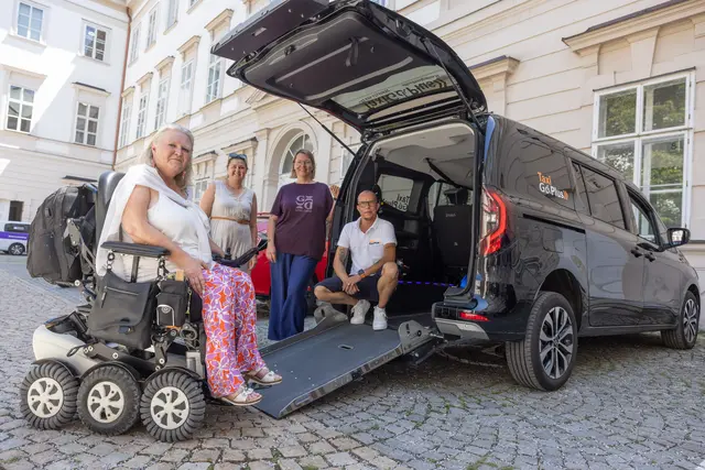 Das barrierefreie Taxi. Im Bild: v.l.: Monika Schmerold, Obfrau des Vereins knackpunk; Claudia Vins, Antidiskriminierungsstelle, Simon Grothe, Taxi GoPlus; Eva Spießberger, Team Vielfalt | Foto: Stadt Salzburg/Wildbild