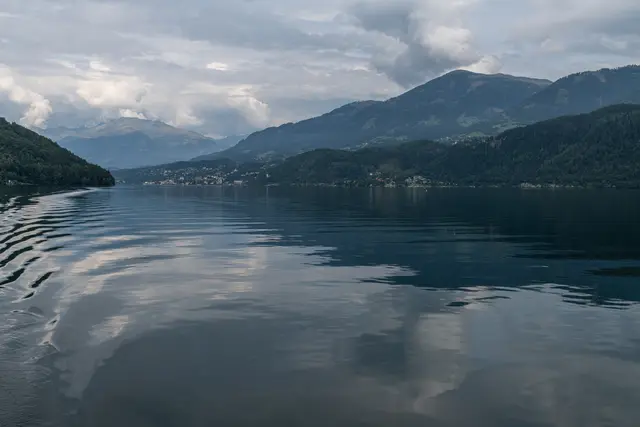 Insgesamt drei Kinder sollen bei einem starken Sturm ohne Schwimmwesten auf dem Millstätter See in Not geraten sein. (Symbolfoto) | Foto: stock.adobe.com/at/StG Stockfoto 