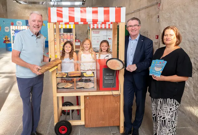 ÖVP-Bürgermeister Klaus Schneeberger, Lena, Rosa, Anna, ÖVP-Kulturstadtrat Franz Piribauer und Patricia Illes vom Museum St. Peter an der Sperr. | Foto: Stadt Wiener Neustadt/Maurer