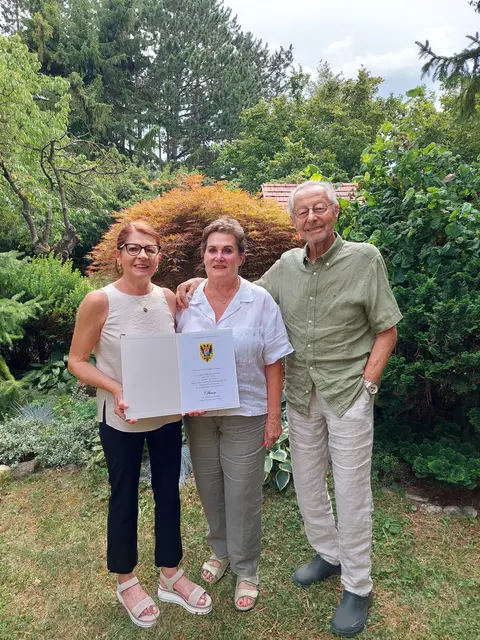 Theresienfelds Bürgermeisterin Ingrid Klauninger stellte sich mit einem Geschenk der Gemeinde bei Christine und Roman Lackinger ein. | Foto: Gemeinde Theresienfeld