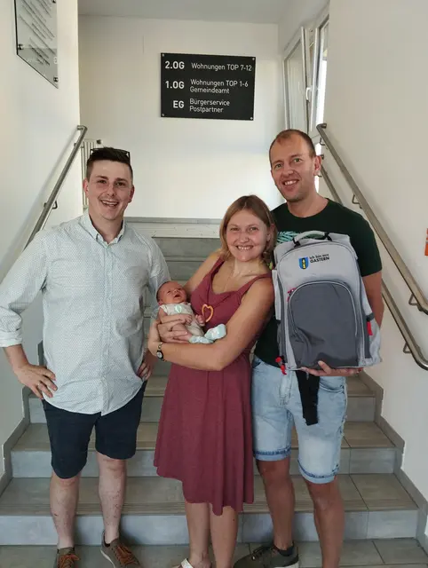 Florian Hutter mit Elisabeth Mayerhofer und Martin Österreicher sowie dem kleinen Sebastian. | Foto: Marktgemeinde Gastern