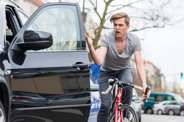 Ein 61-jähriger Autofahrer soll beim Öffnen der Türe einen Radfahrer übersehen haben. (Symbolfoto) | Foto: stock.adobe.com/at/Kzenon 