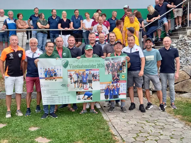 Als Erinnerung bekamen die Athleten des St. Pius-Teams ein Plakat überreicht. | Foto: Turn und Sportunion Eschenau