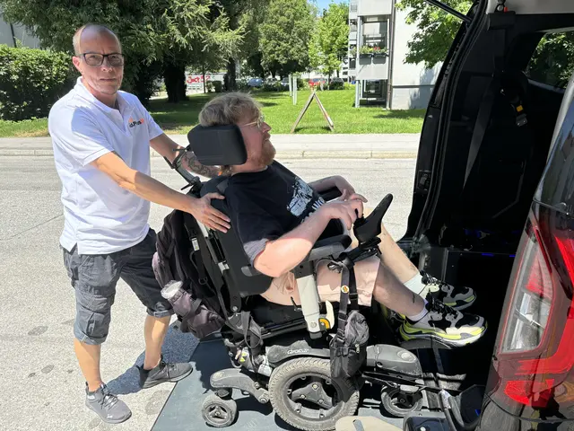 Über eine Rampe kann Raphael Simon Grothe den E-Rollstuhl von Jasmin direkt ins Fahrzeug befördern. | Foto: Lisa Gold