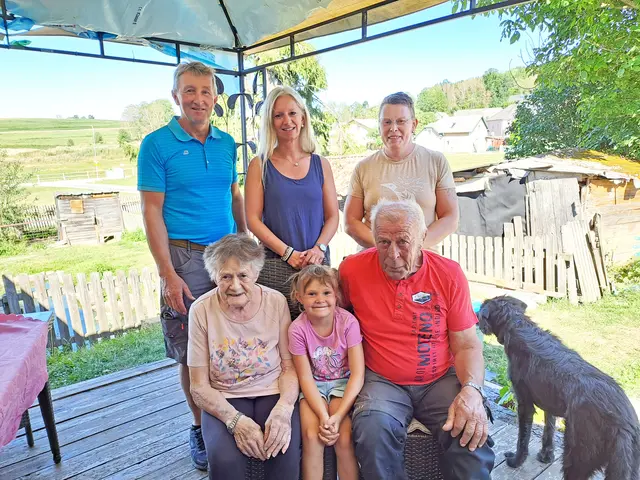 Vorne: Rosemarie Wurz, Fiona Wurz, Erich Wurz; dahinter: Franz Kainz, Bürgermeisterin Alexandra Weber, Silvia Wurz. | Foto: Stadtgemeinde Heidenreichstein