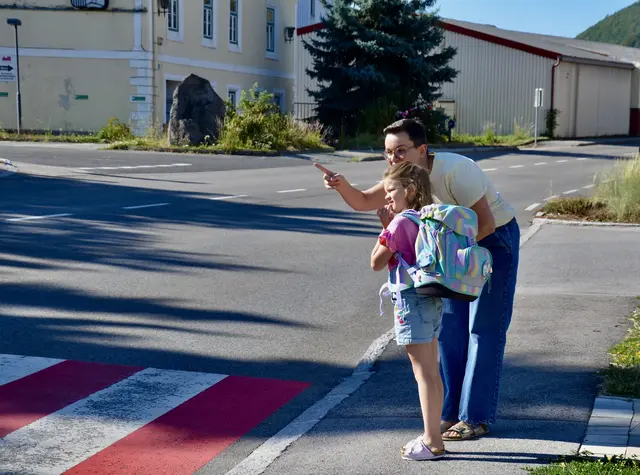 Der sichere Schulweg wird von Christina Hatvan mit ihrer Tochter geübt. | Foto: Elisabeth Peinsipp