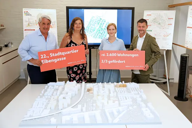 Am Bild Bezirksvorsteher Ernst Nevrivy, Planungsstadträtin Ulli Sima, Wohnbaustadträtin Elke Hanel-Torsch (alle SPÖ) und Gregor Puscher, Geschäftsführer wohnfonds_wien.
  | Foto: Stadt Wien/Martin Votava