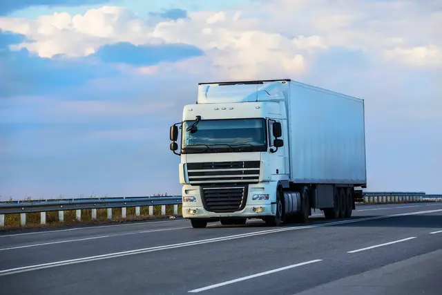 Ein typischer dreiachsiger Lkw mit Anhänger der Abgasklasse Euro VI muss ab 1. Jänner 2027 mit einer Jahresgebühr von rund 1.000 Euro rechnen. Für Gelegenheitsfahrten soll es Tages-, Wochen- und Monatsvignetten geben. | Foto: Smarterpix/Apriori