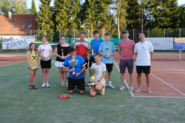 Miriam und Carina Paukner, Valentina Rehrl, Markus Braunsteiner, Julian Zankl, Leon Gretz, Mario Ecker, Manuel Waglechner, 
knieend vorne - Roman Pöll und Marlene Hackl