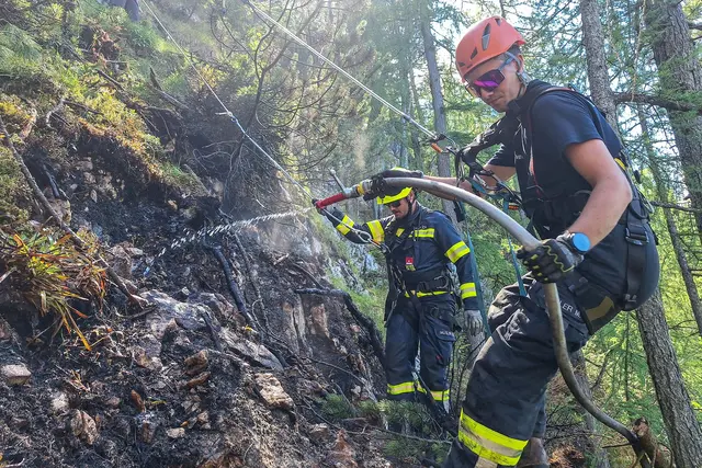 Ein Waldbrand im steilen, alpinen Gelände forderte die Einsatzkräfte in Bad Goisern. | Foto: FF Bad Goisern
