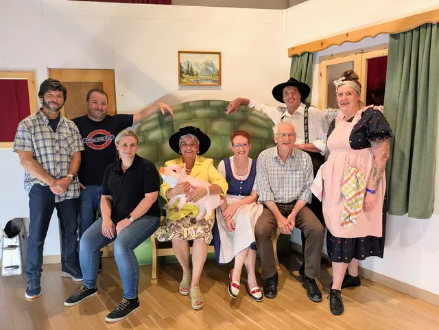 Die Theatergruppe Weißbriach trägt das Stück "Nochmal Schwein gehabt" vor. | Foto: Theatergruppe Weißbriach
