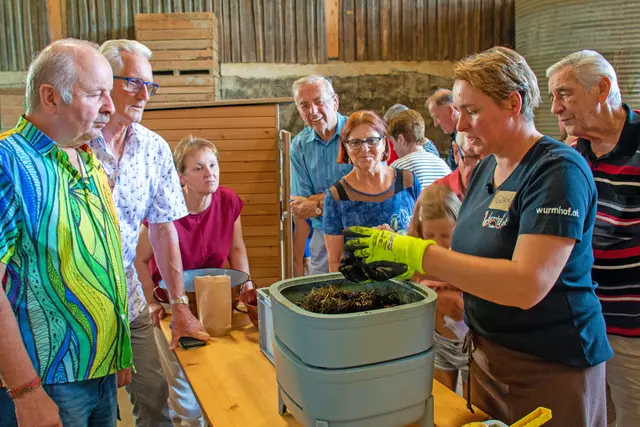 Gaby Thaller zeigt, wie Würmer aus Biomüll wertvollen Humus produzieren. | Foto: Stadtgemeinde Zwettl