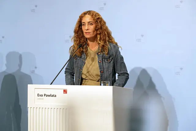 „Wer Gewalt erlebt, soll wissen: Es gibt Hilfe und Unterstützung. Holen Sie sich Hilfe. Und wer Gewalt beobachtet oder vermutet, kann etwas tun", betont LR Eva Pawlata (SPÖ). | Foto: Land Tirol/Hörmann