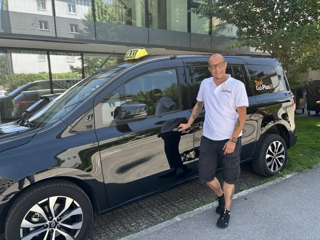 Mit seinem barrierefreien Taxi ist der Salzburger Raphael Simon Grothe vor allem in und um Salzburg unterwegs.  | Foto: Lisa Gold