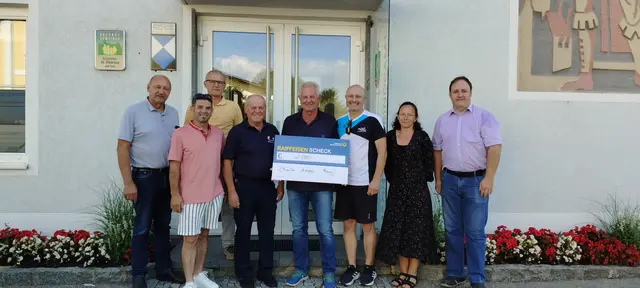 Der Ausschuss für Schul-, Kindergarten-, Kultur- und Sportangelegenheiten der Gemeinde St. Florian am Inn übergab den Reinerlös aus dem Getränkeverkauf beim Florianifest 2026 an die Jugendgruppe der Freiwilligen Feuerwehr sowie den ASKÖ Schiklub St. Florian am Inn. | Foto: Gemeinde St. Florian am Inn