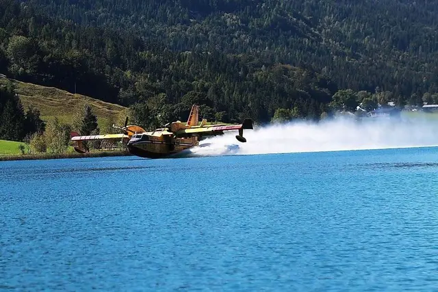 Wasseraufnahme italienisches Löschflugzeug CANADAIR am Weissensee | Foto: LPD Kärnten (ARCHIV 2019)