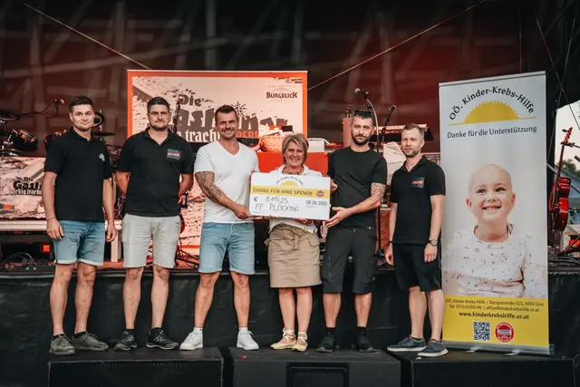 Die Feuerwehr Plöcking konnte eine Summe von 8.115,25 Euro an die Kinderkrebshilfe übergeben. | Foto: FF Plöcking