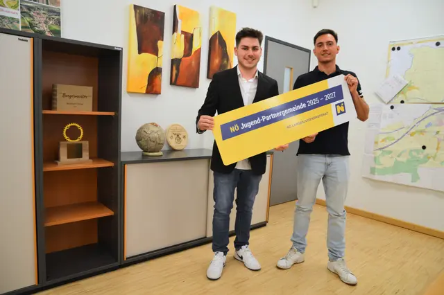 
Jugendgemeinderat Marcel Fischer (links) und Gemeinderat Bernhard Bürgmayr (rechts) sind stolz auf die Auszeichnung | Foto: Marktgemeinde Michelhausen