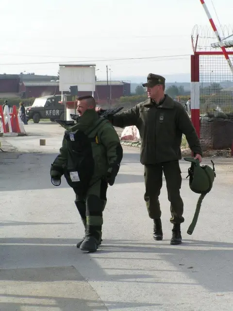 Bernhard Hölbling bei einem Auslandseinsatz im Kosovo. Hier trägt er einen leichten Bombenschutzanzug mit 48 Kilogramm. 