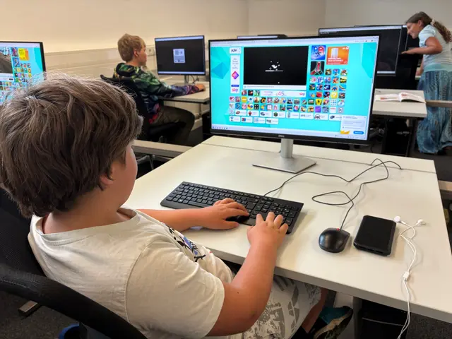 Der Ferienworkshop "Coding4Kids" in der Wirtschaftskammer Kufstein führte Kinder zum Programmieren von Computerspielen heran. | Foto: Coding4Kids/WK Kufstein