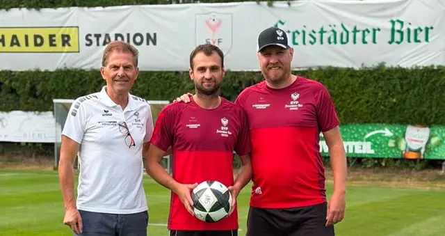 Thomas Hölzl (M.) wechselte im Sommer von Lasberg zu seinem Stammverein Freistadt zurück – sehr zum Gefallen von SVF-Obmann Wolfgang Freudenthaler (l.) und dem Sportlichen Leiter, Mario Gratzl (r.). | Foto: SV Freistadt