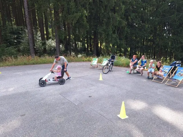 Mitten in den Vorbereitungen für das große Jubiläumsfest vom 28. bis 30 August organisierte der Kameradschaftsbund St. Thomas am Blasenstein seine traditionelle Go-Kart-Ferienaktion.  | Foto: Bernd Ebner-Schypani