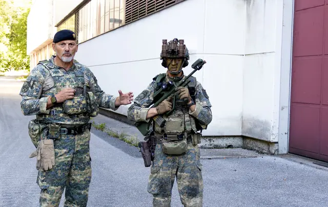 Oberst Alfred Steingreß erklärt den Anwesenden, wie man in einer Übung einen "Schusstreffer" bemerkt: "Lasersensoren schlagen aus, wenn ein Schuss am Körper des Soldaten landet." | Foto: MeinBezirk/Doms