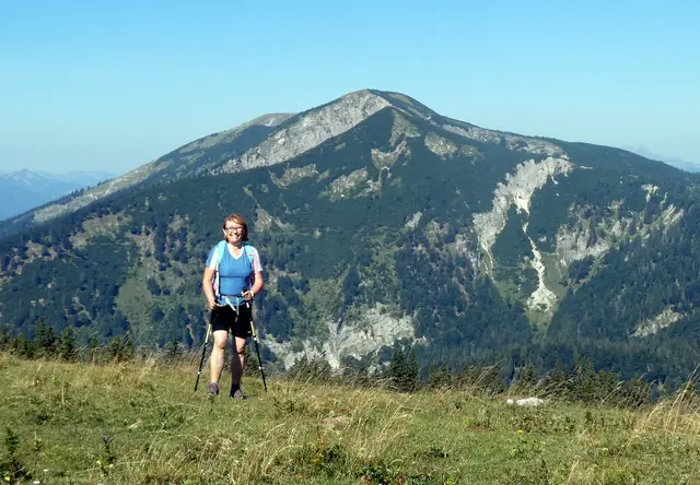 Gigi vor dem markanten Göller