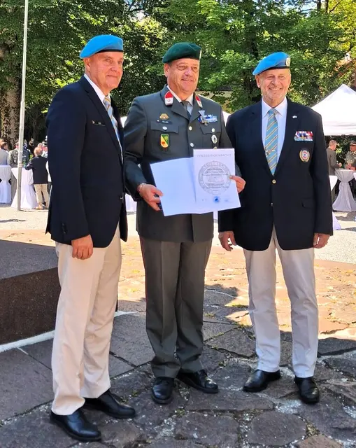 Das VÖP Ritterkreuz in Gold verliehen an Vzlt G. Eller (Mitte) durch den Präsidenten der Vereinigung GenMjr i.R. N. Egger MSD (r.) und Landesleiter Tirol OWm aD H. Leo (l.)  | Foto: @C - VÖP Tirol