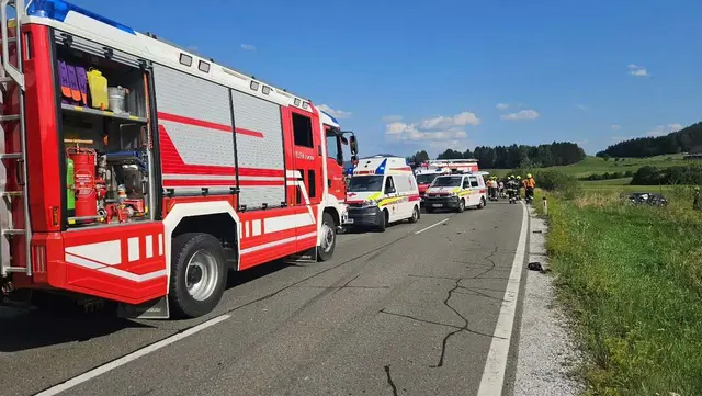 Die Einsatzkräfte an der Unfallstelle.